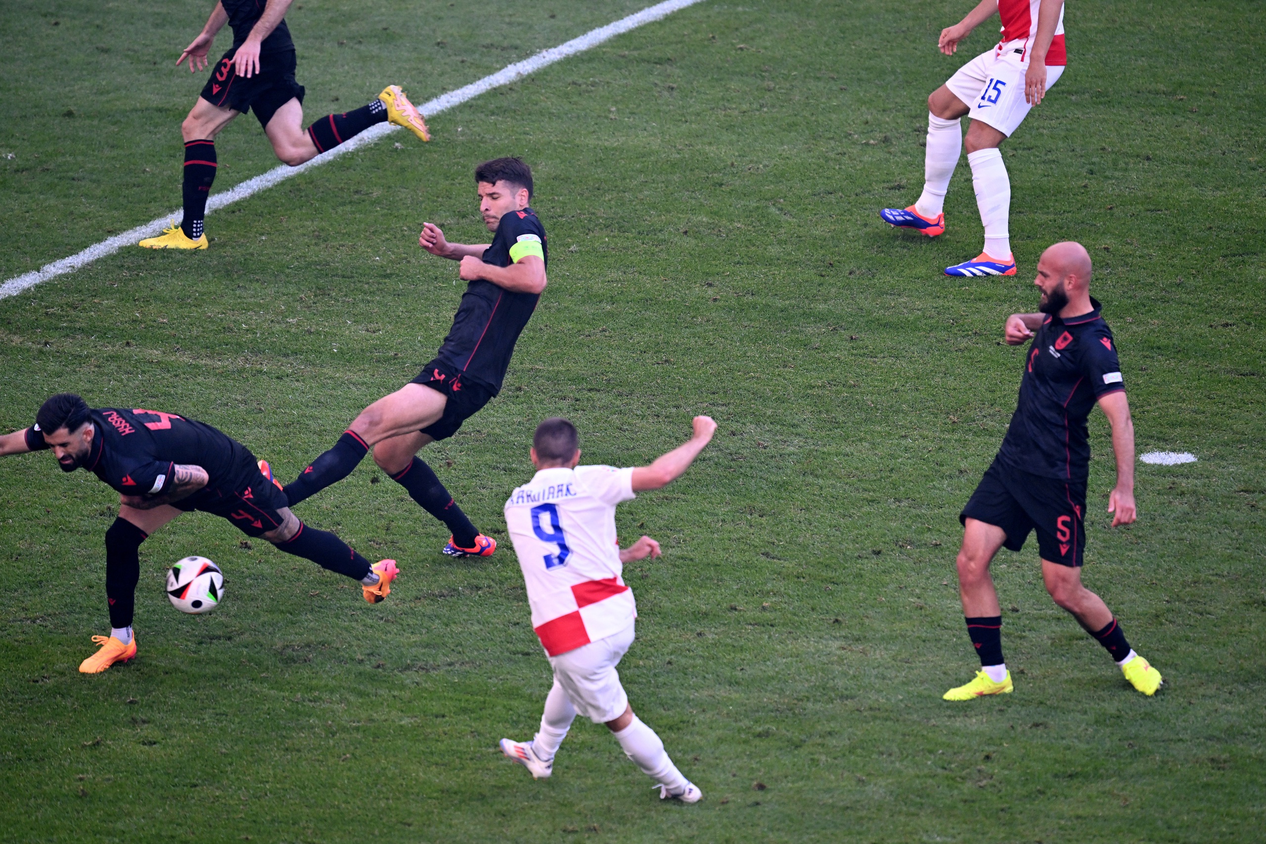 Euro 2024: Ngược dòng bất thành, Croatia bị Albania chia điểm phút bù giờ- Ảnh 2.
